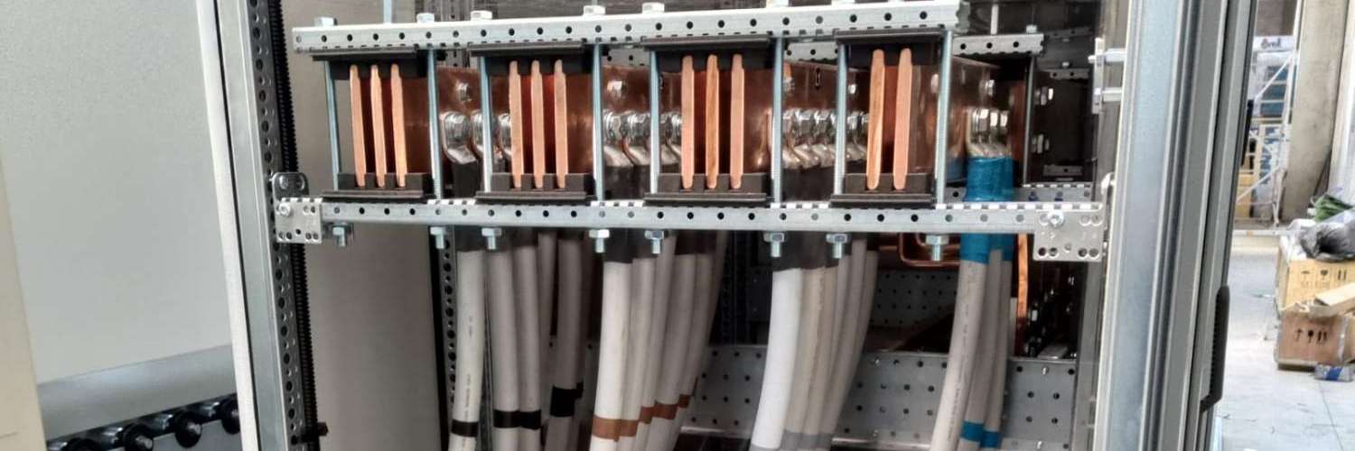 Posa e collegamento della linea trifase 400Vac 3000A